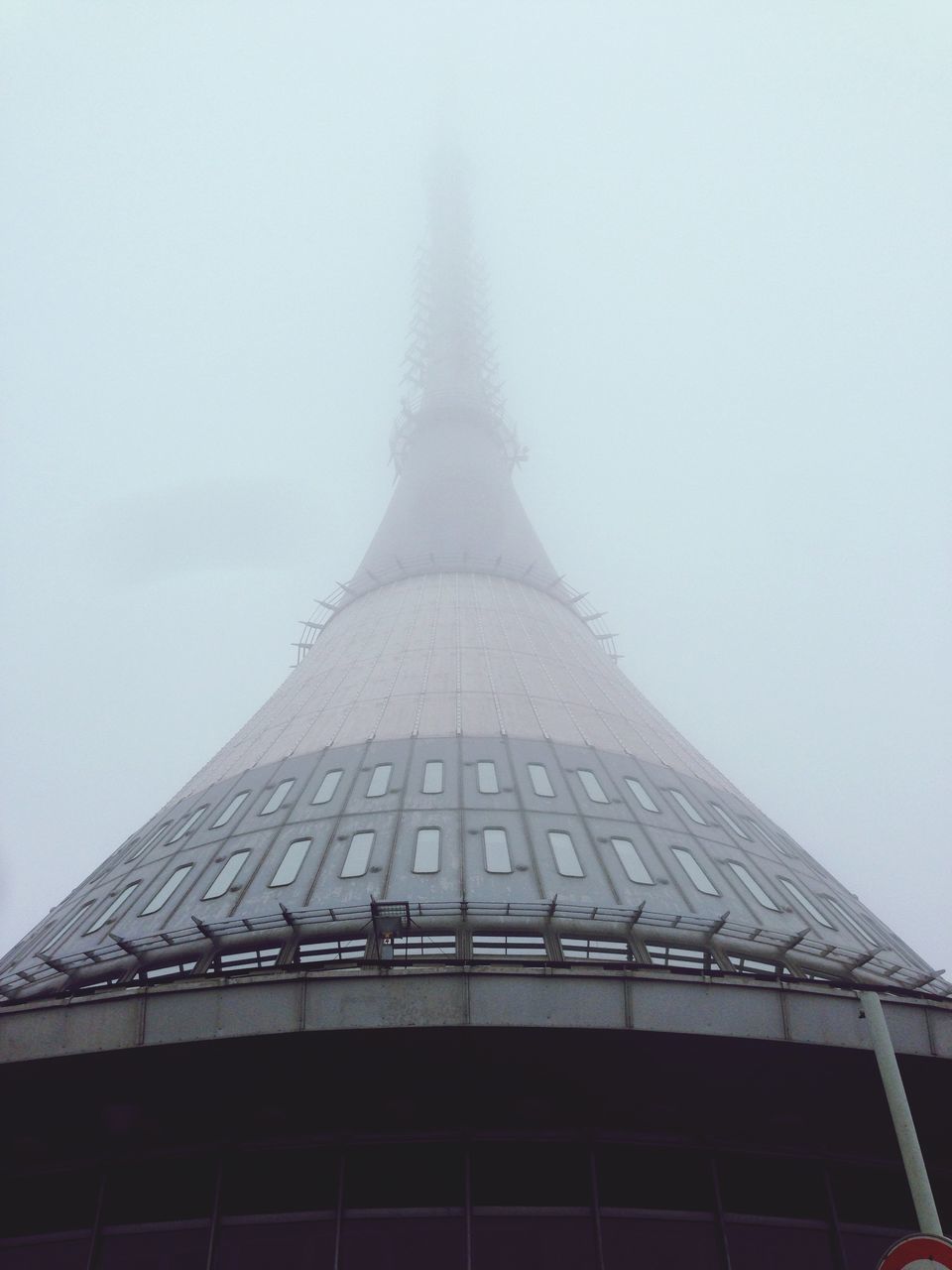 architecture, built structure, low angle view, building exterior, tower, tall - high, sky, clear sky, high section, famous place, copy space, travel destinations, city, day, international landmark, weather, outdoors, modern, place of worship