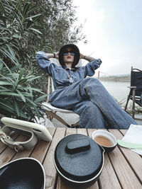 Young woman sitting at coffee cup