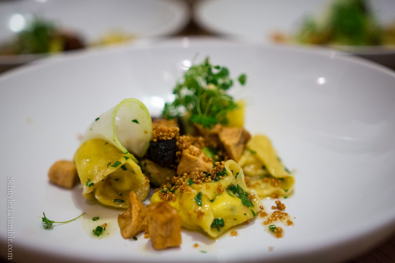 CLOSE-UP OF FOOD ON PLATE