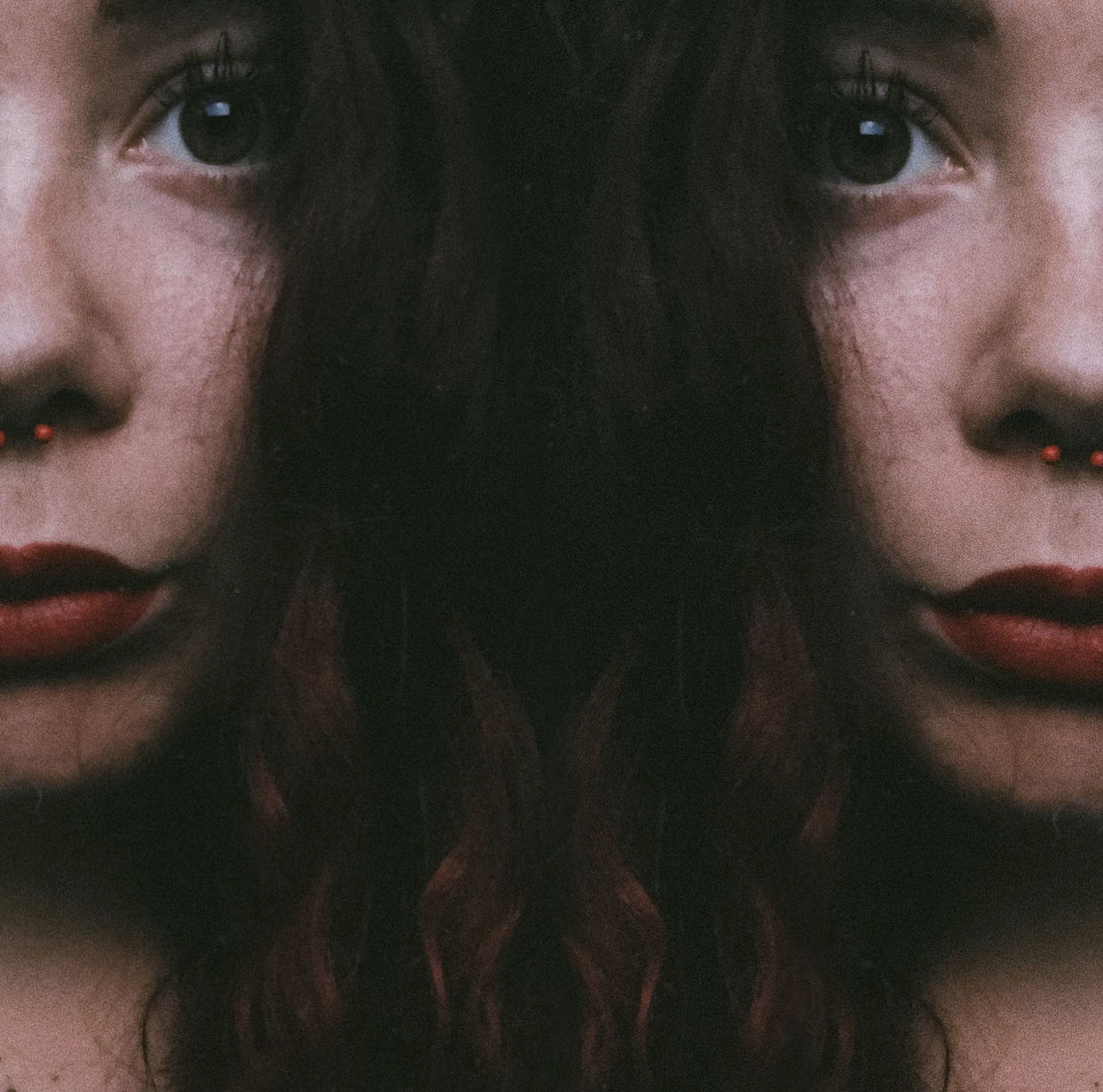 CLOSE-UP PORTRAIT OF A BEAUTIFUL WOMAN