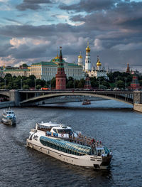 Bolshoy kamenny bridge over moskva river by moscow kremlin against cloudy sky