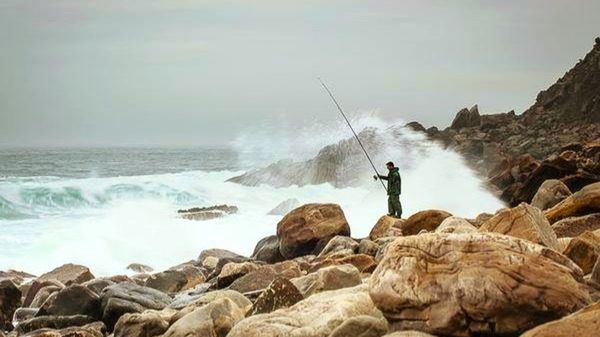 water, sea, rock - object, leisure activity, lifestyles, men, wave, scenics, horizon over water, beauty in nature, surf, motion, full length, rock formation, nature, shore, rock, beach