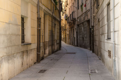 Narrow alley amidst buildings in city