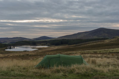 Wild camping in the moor landscape of cairngorms national park. at the loch auchintaple.