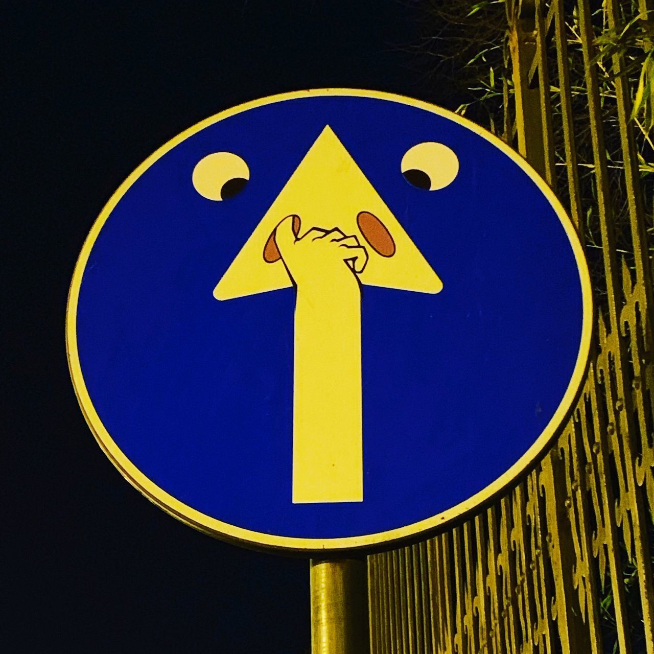 CLOSE-UP OF ROAD SIGN