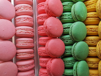 Colourful macaroons 