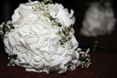 Close-up of white rose bouquet on table