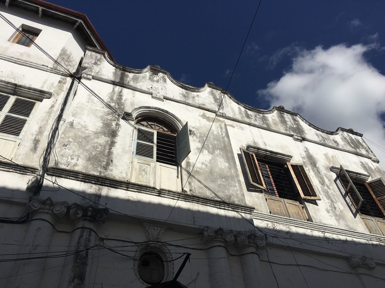 LOW ANGLE VIEW OF A BUILDING AGAINST SKY