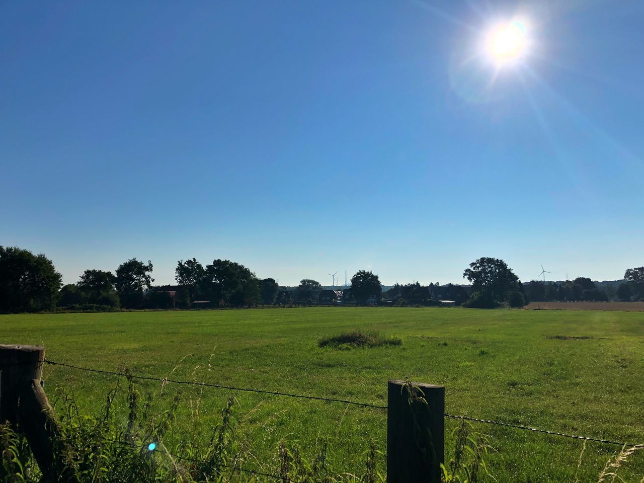 SCENIC VIEW OF FIELD AGAINST BRIGHT SUN