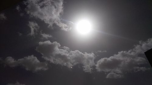 Low angle view of sun shining in sky