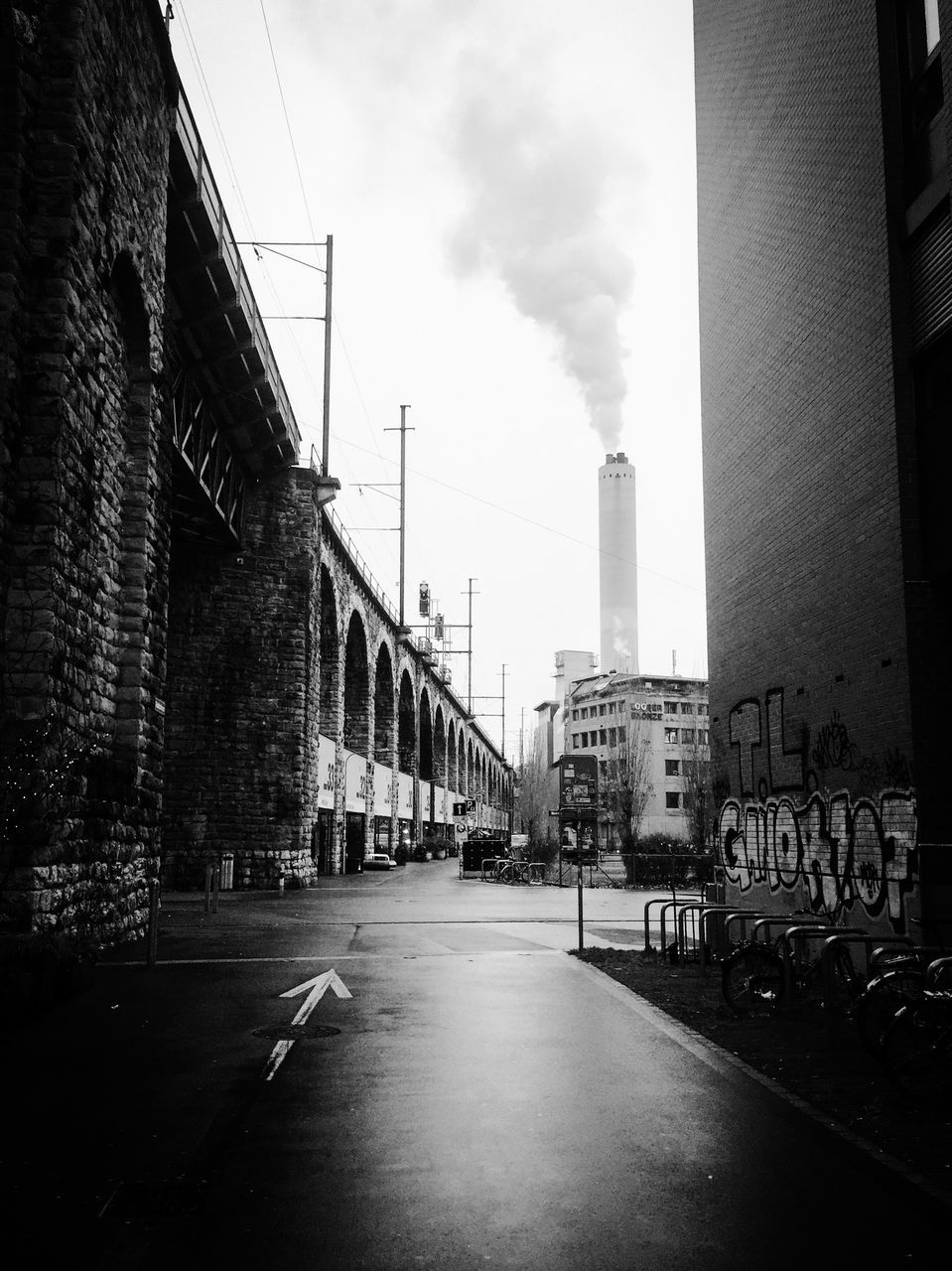 architecture, building exterior, built structure, the way forward, street, road, transportation, diminishing perspective, city, sky, building, car, vanishing point, residential structure, day, empty, residential building, outdoors, long, tower