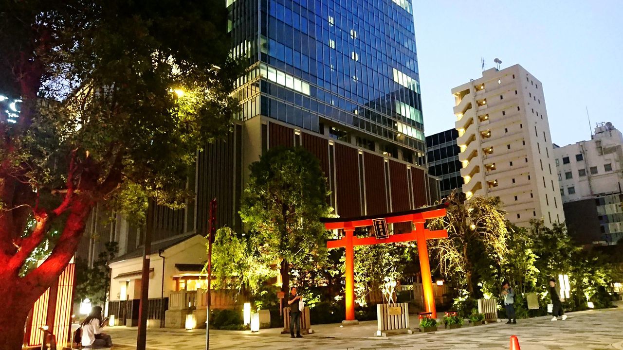 LOW ANGLE VIEW OF ILLUMINATED BUILDINGS IN CITY