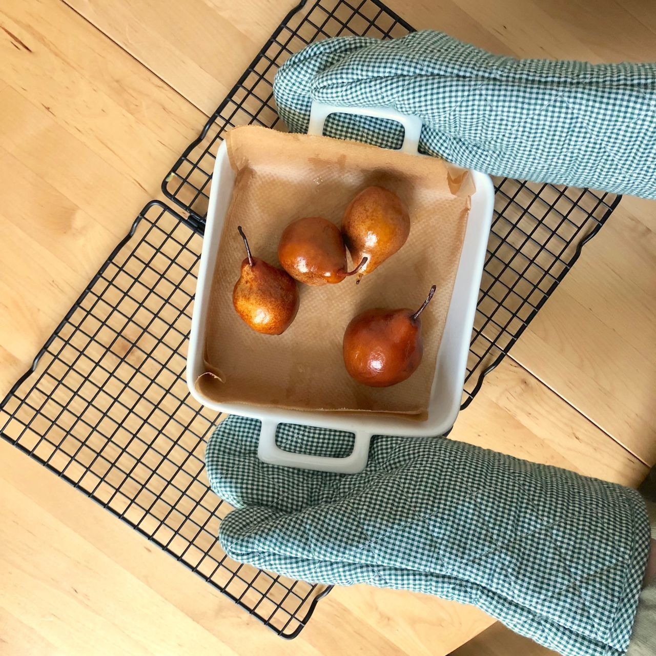 HIGH ANGLE VIEW OF BREAKFAST IN CONTAINER ON TABLE