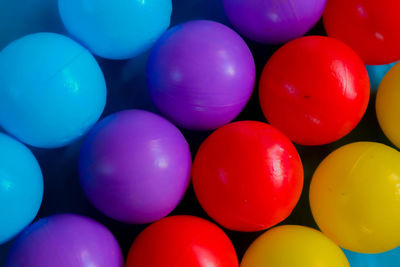 Colored balls arranged diagonally are great when used as a lockscreen