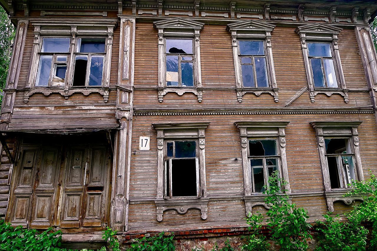 LOW ANGLE VIEW OF OLD ABANDONED HOUSE