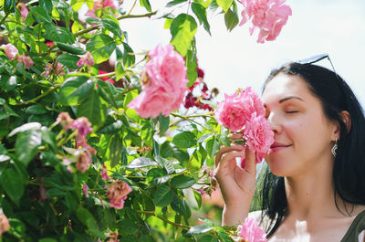 Close-up of young woman holding flowers