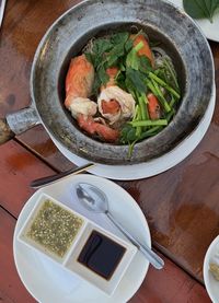 Steamed  prawn with vermicelli in bowl on table