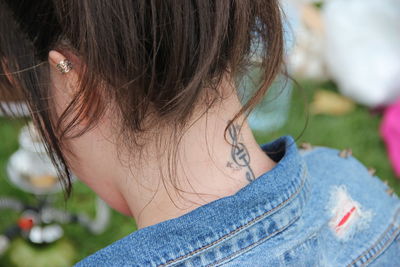 Close-up portrait of young woman