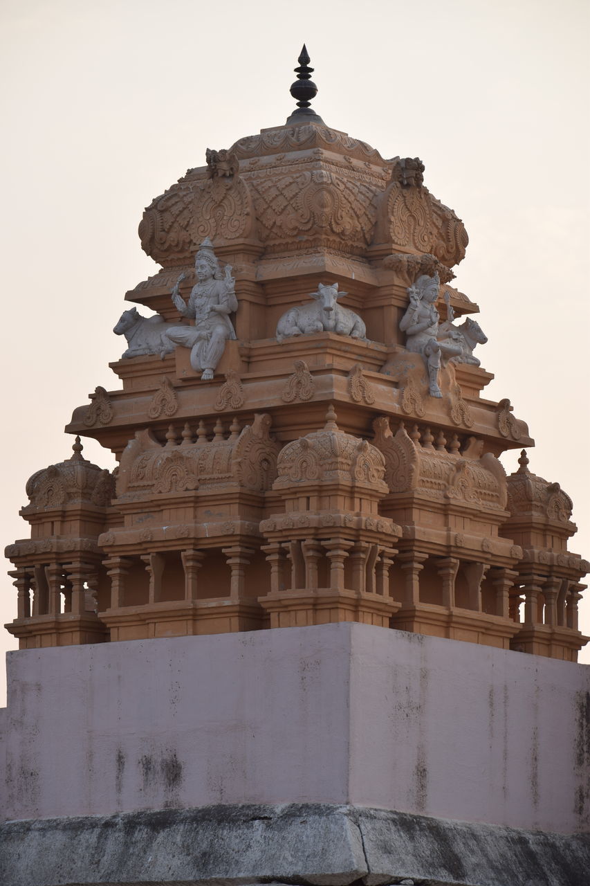 LOW ANGLE VIEW OF HISTORIC BUILDING AGAINST SKY