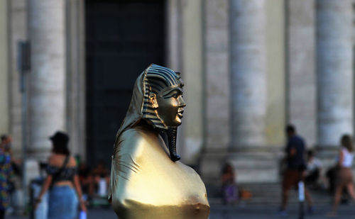 Street artist with sphinx mask in rome in piazza del popolo.