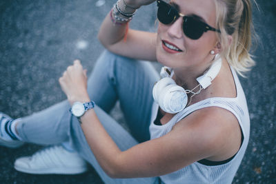 Portrait of a smiling young woman wearing sunglasses