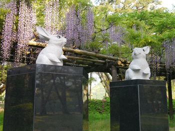statue