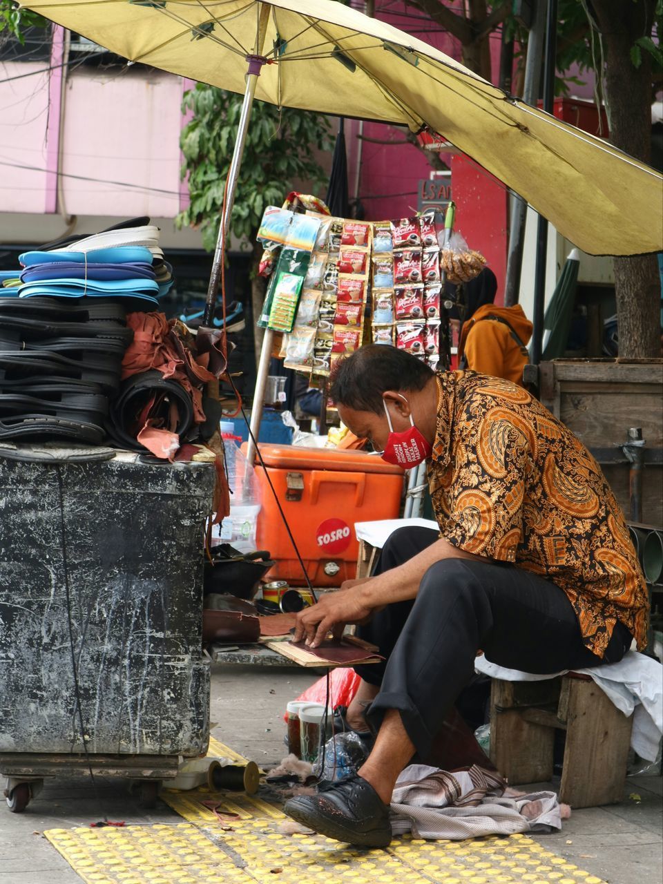 GROUP OF PEOPLE WORKING AT MARKET STALL