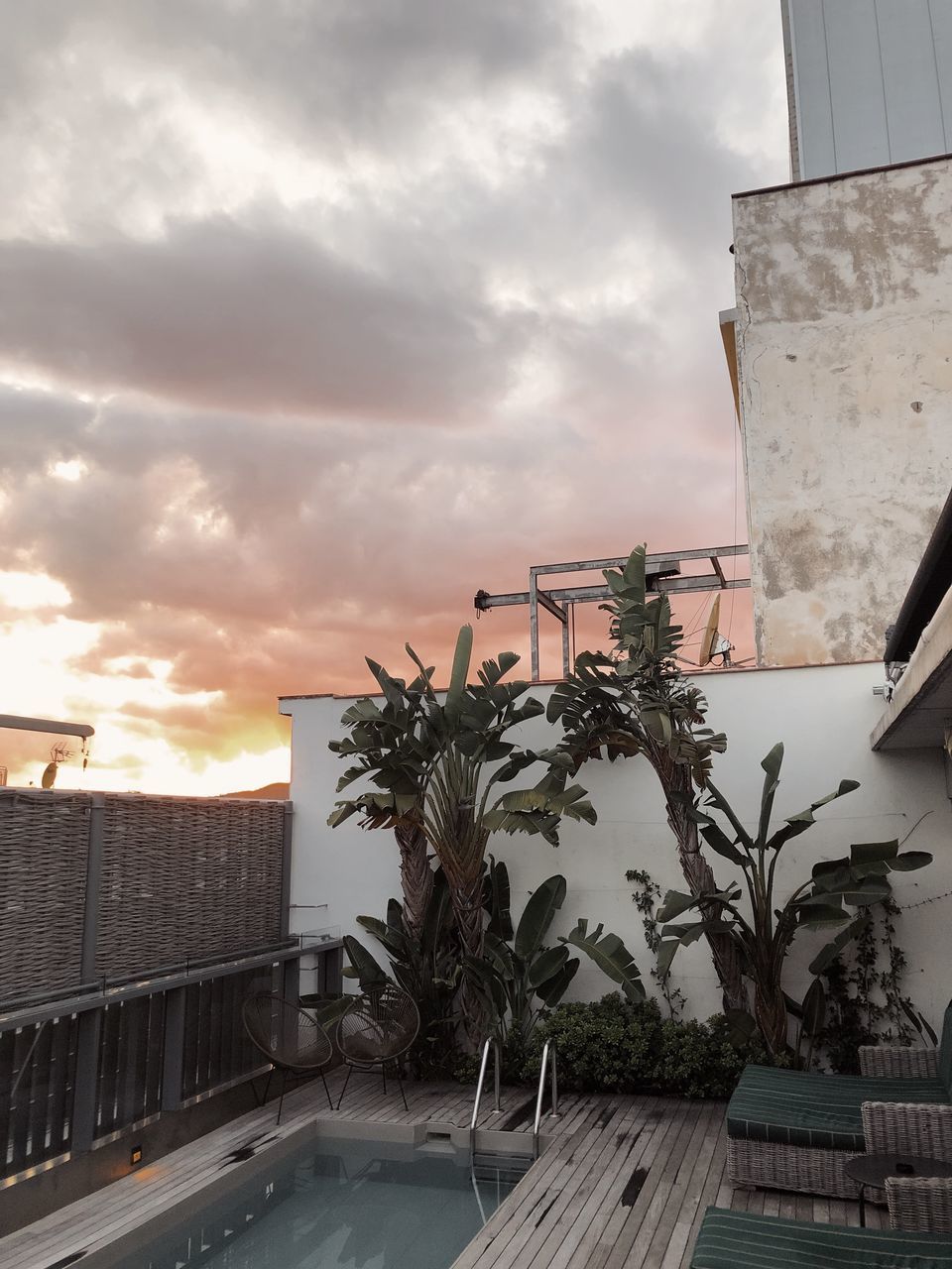 LOW ANGLE VIEW OF BUILDINGS AGAINST SKY