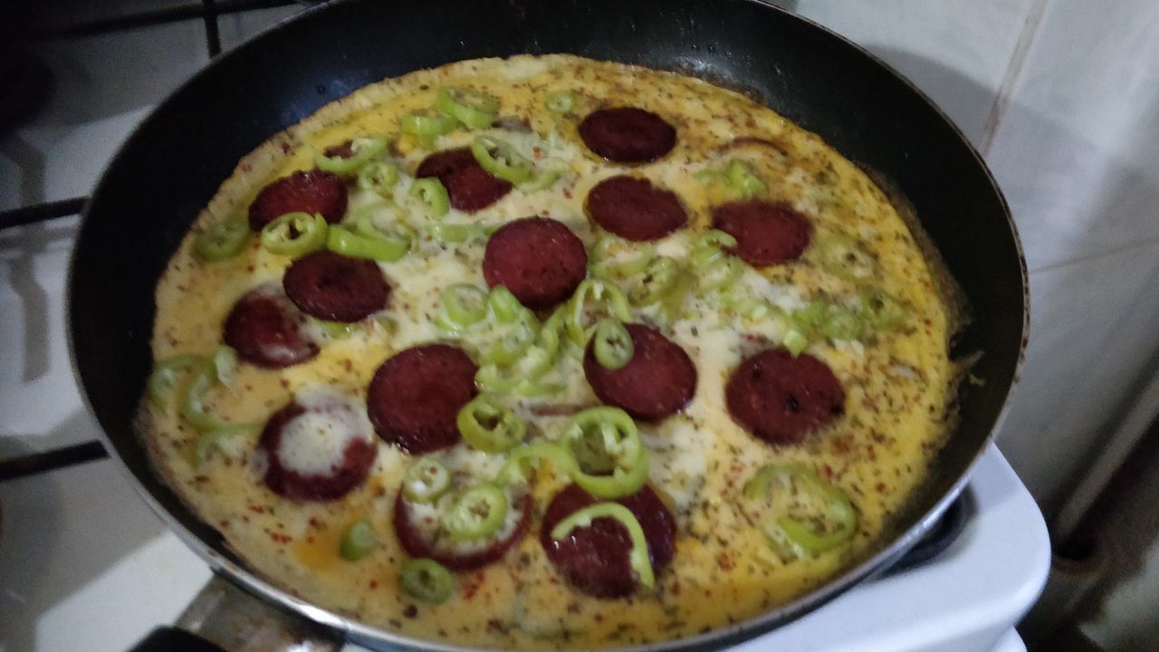 HIGH ANGLE VIEW OF PIZZA IN GLASS