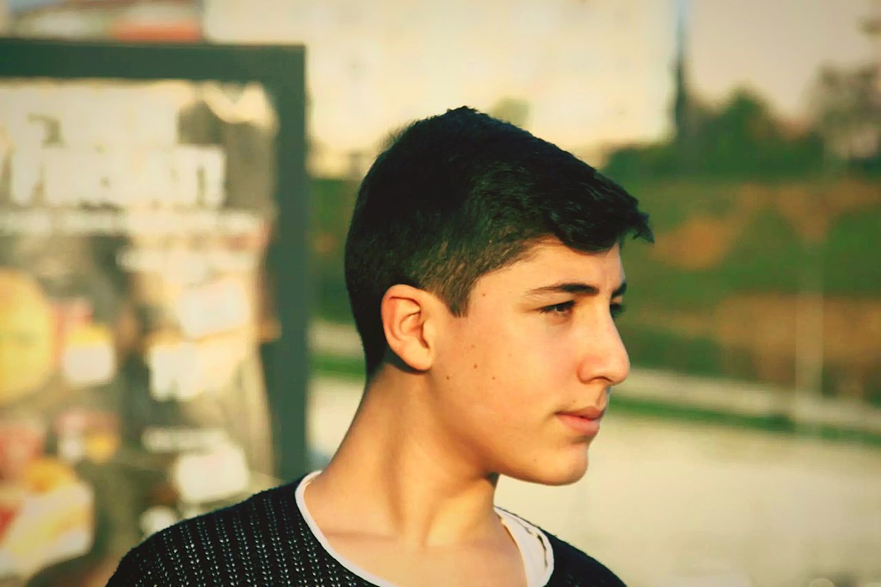 headshot, focus on foreground, portrait, looking at camera, young adult, person, front view, lifestyles, close-up, head and shoulders, human face, serious, young men, leisure activity, contemplation, smiling