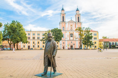 Statue of historic building against sky in city