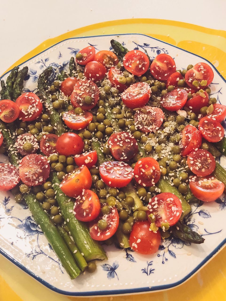 HIGH ANGLE VIEW OF STRAWBERRIES IN BOWL