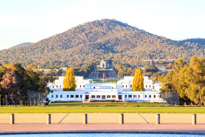 View of australia old parliament house in canberra with the australian war memorial in background