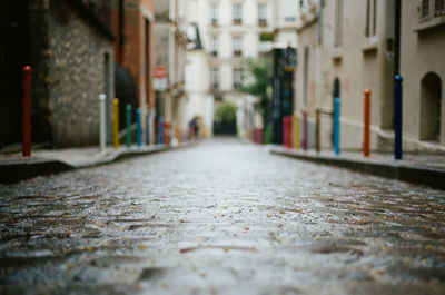 Surface level of narrow road