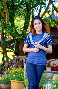 Portrait of a smiling young woman outdoors