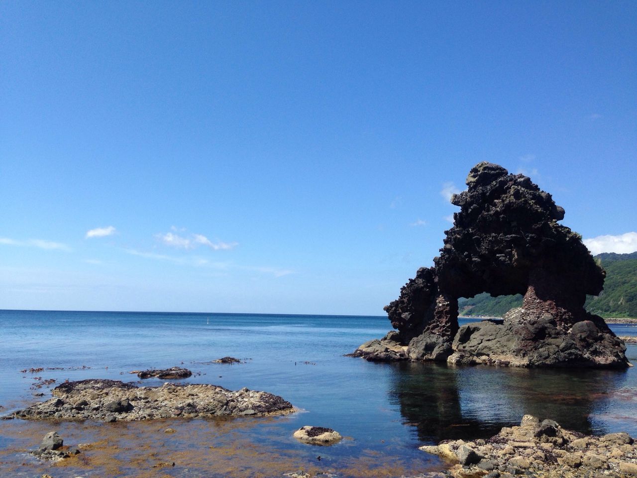 sea, water, tranquil scene, rock - object, tranquility, horizon over water, scenics, blue, clear sky, beauty in nature, rock formation, sky, nature, copy space, beach, idyllic, cliff, rock, shore, stone - object