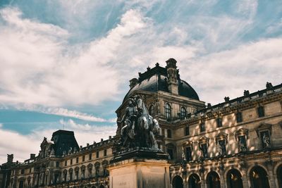 Statue of historic building against cloudy sky