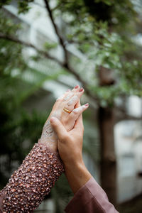 Cropped hand of woman holding flower