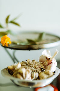 Close-up of garlic bulbs in bowl on table