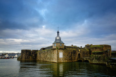 Once a stronghold of brittany, the close city of concarneau is a fortified place between the ports