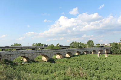 Arch bridge against sky