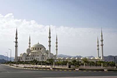 Grand sheikh zayed mosque, fujairah, uae, june 4, 2019. view of the mosque in the day