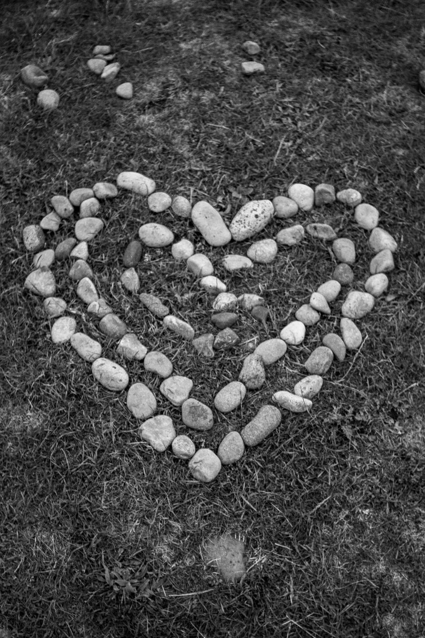 HIGH ANGLE VIEW OF HEART SHAPE ON PEBBLES