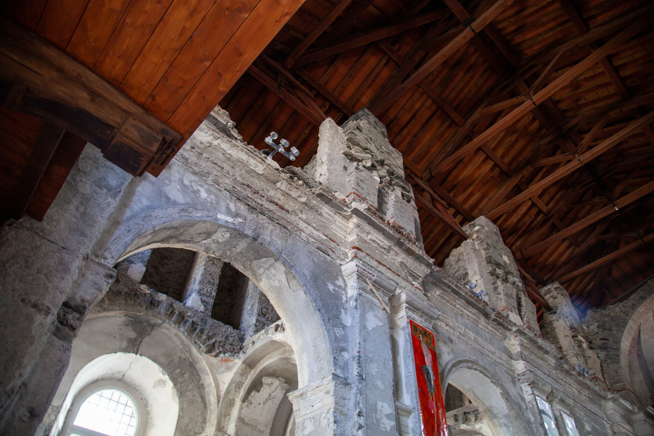 LOW ANGLE VIEW OF OLD CEILING OF BUILDING