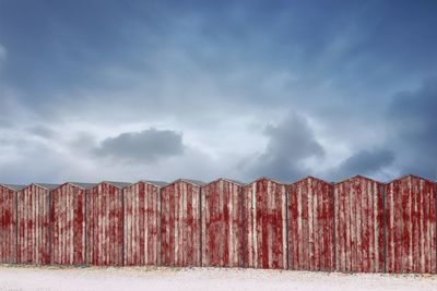 Scatto panoramico con cabine rosse che si stagliano contro il cielo