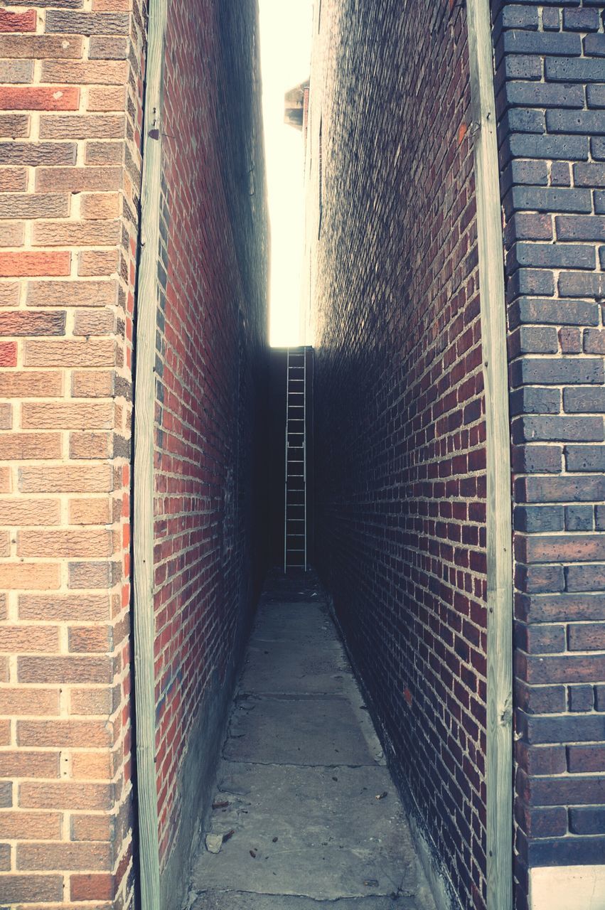 architecture, brick wall, built structure, building exterior, wall - building feature, wall, building, the way forward, day, outdoors, window, steps, brick, no people, residential structure, house, city, sidewalk, cobblestone, residential building