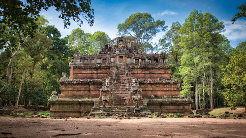 Phimeanakas temple among the ancient ruins of angkor wat hindu temple complex in siem reap, cambodia