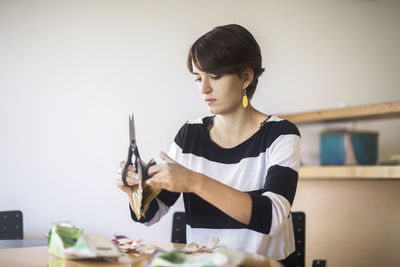 Concentrateupcycling young woman at home