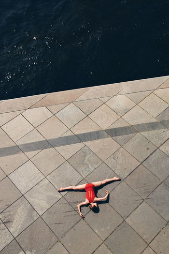 HIGH ANGLE VIEW OF CHILD ON SWIMMING POOL AT SEA