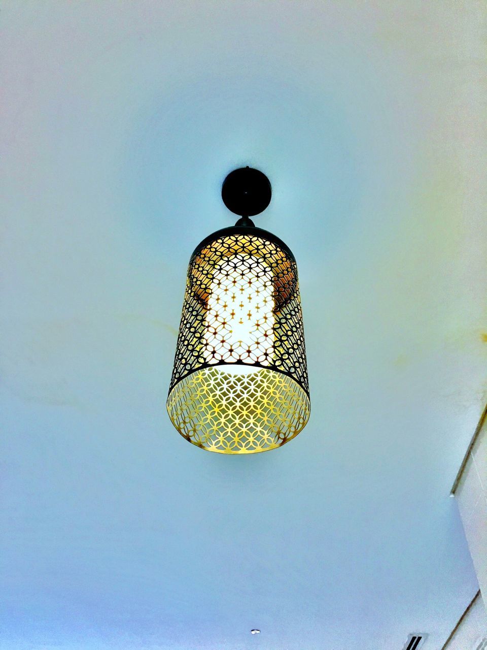 low angle view, lighting equipment, illuminated, electricity, electric light, hanging, ceiling, light bulb, built structure, architecture, electric lamp, directly below, street light, lantern, copy space, decoration, lamp, clear sky, indoors, sky